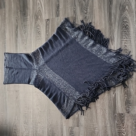 🦜 Echo fringe edge Poncho 🦜 - Picture 2 of 4